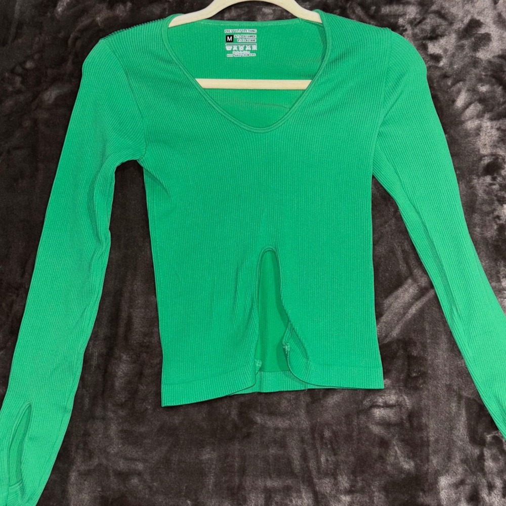 PrettyLittleThing Green Ribbed Thumb‎ Hole Cut Out Crop Top - M